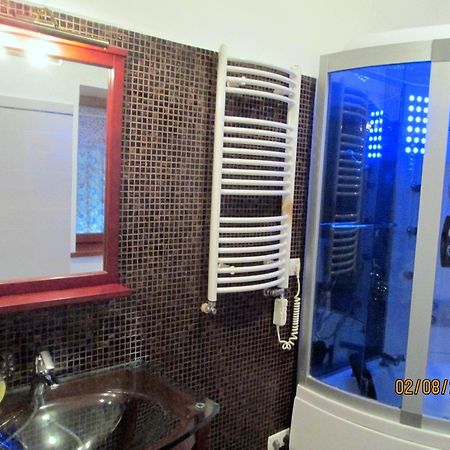 Apartment In The Centre Of Львов Экстерьер фото